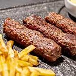 Cevapcici mit Pommes